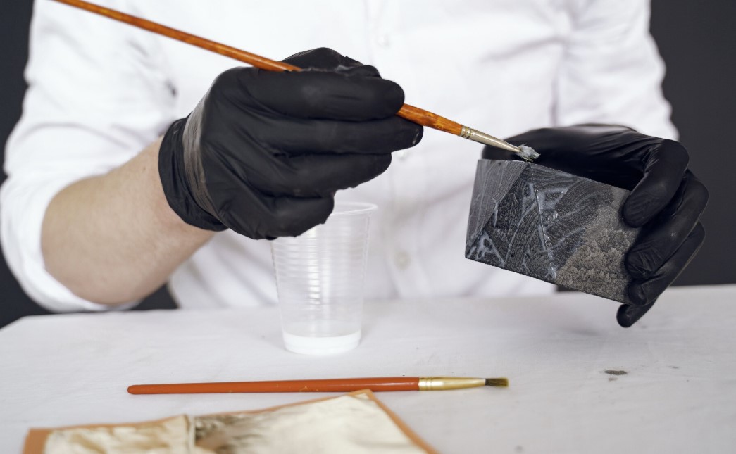 Jak zalévat květiny do křišťálové pryskyřice